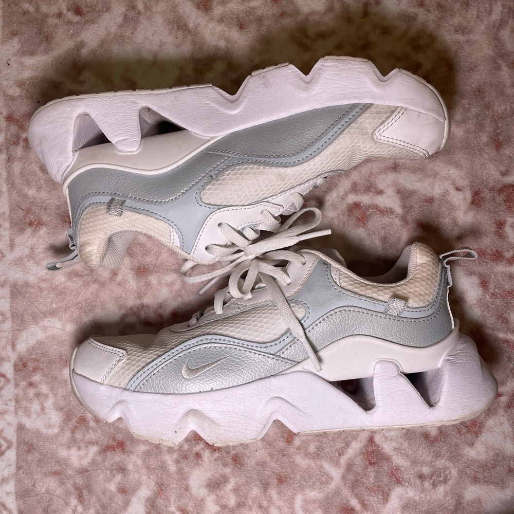 Nike RYZ 365 white trainers